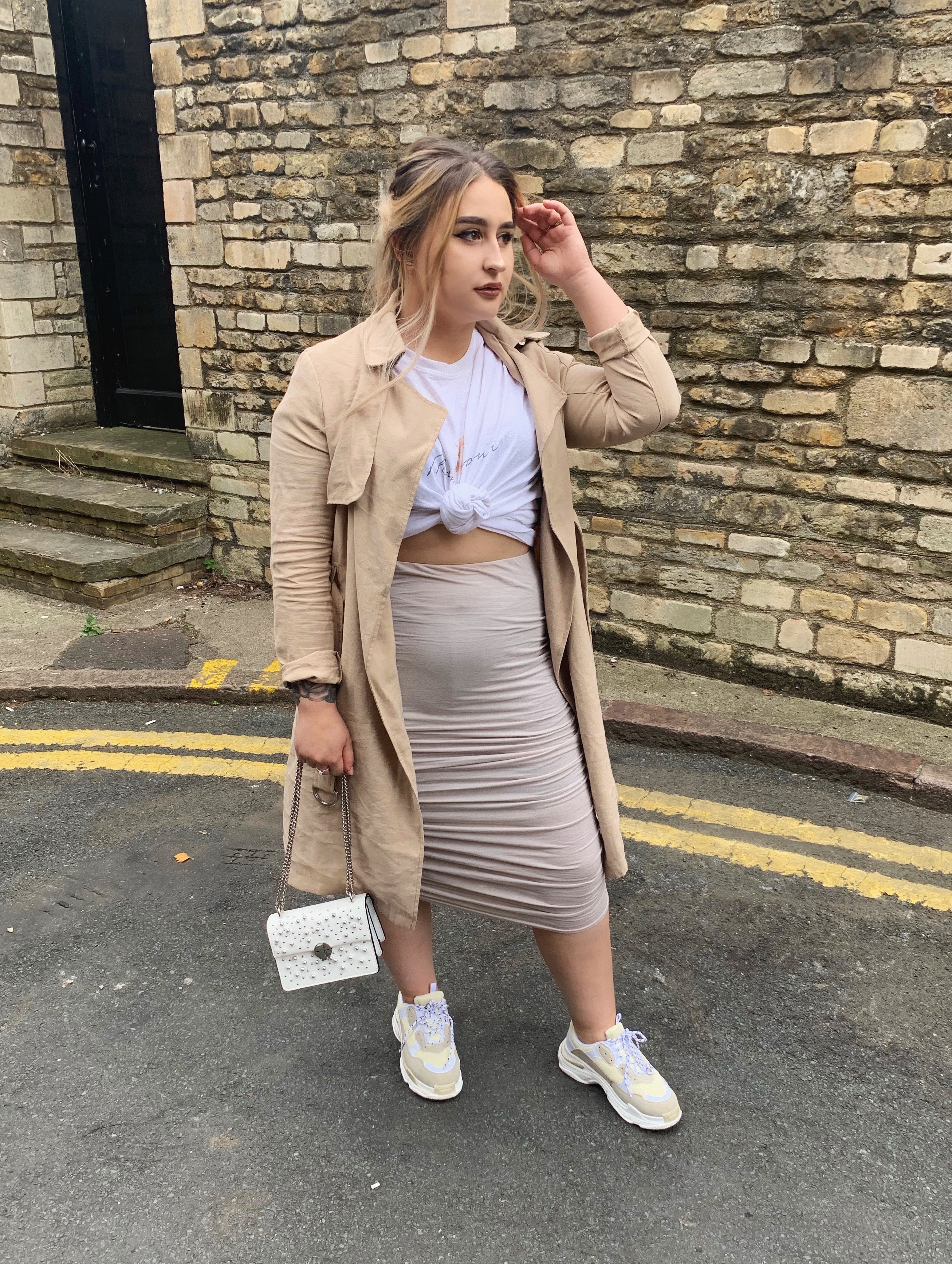 beige trainers outfit